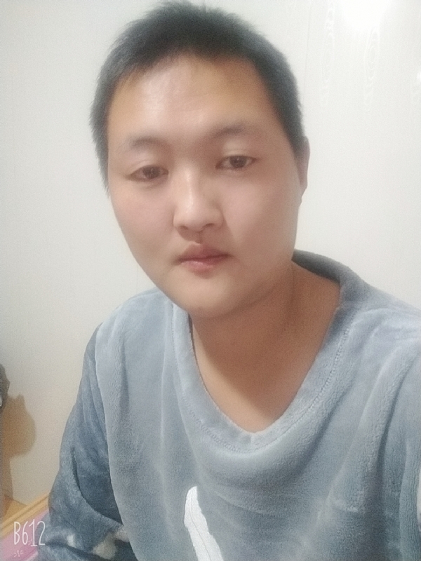 烟圈里透着伤的第一张照片--哈尔滨相亲服务中心