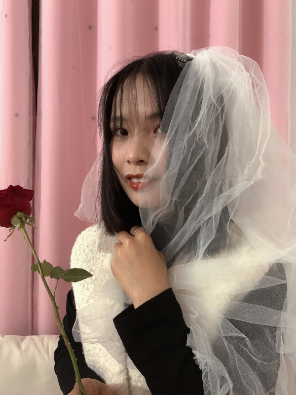 持紫菜包饭的女孩的第一张照片--哈尔滨相亲服务中心