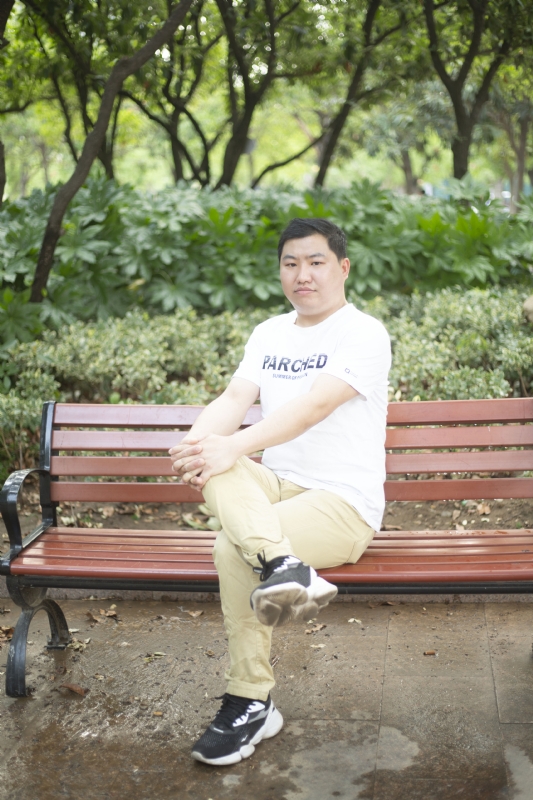 抱着鱼睡觉的猫的第一张照片--哈尔滨相亲服务中心